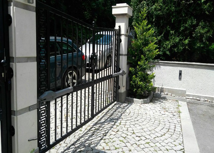 Tai-sao-cua-mo-sai-lien-tuc-cua-cac-cong-tu-dong-nha-de-xe